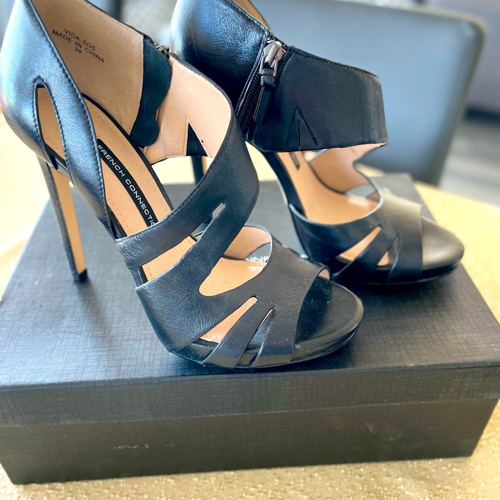 Brand new French Connection shoes with a inner zipper.